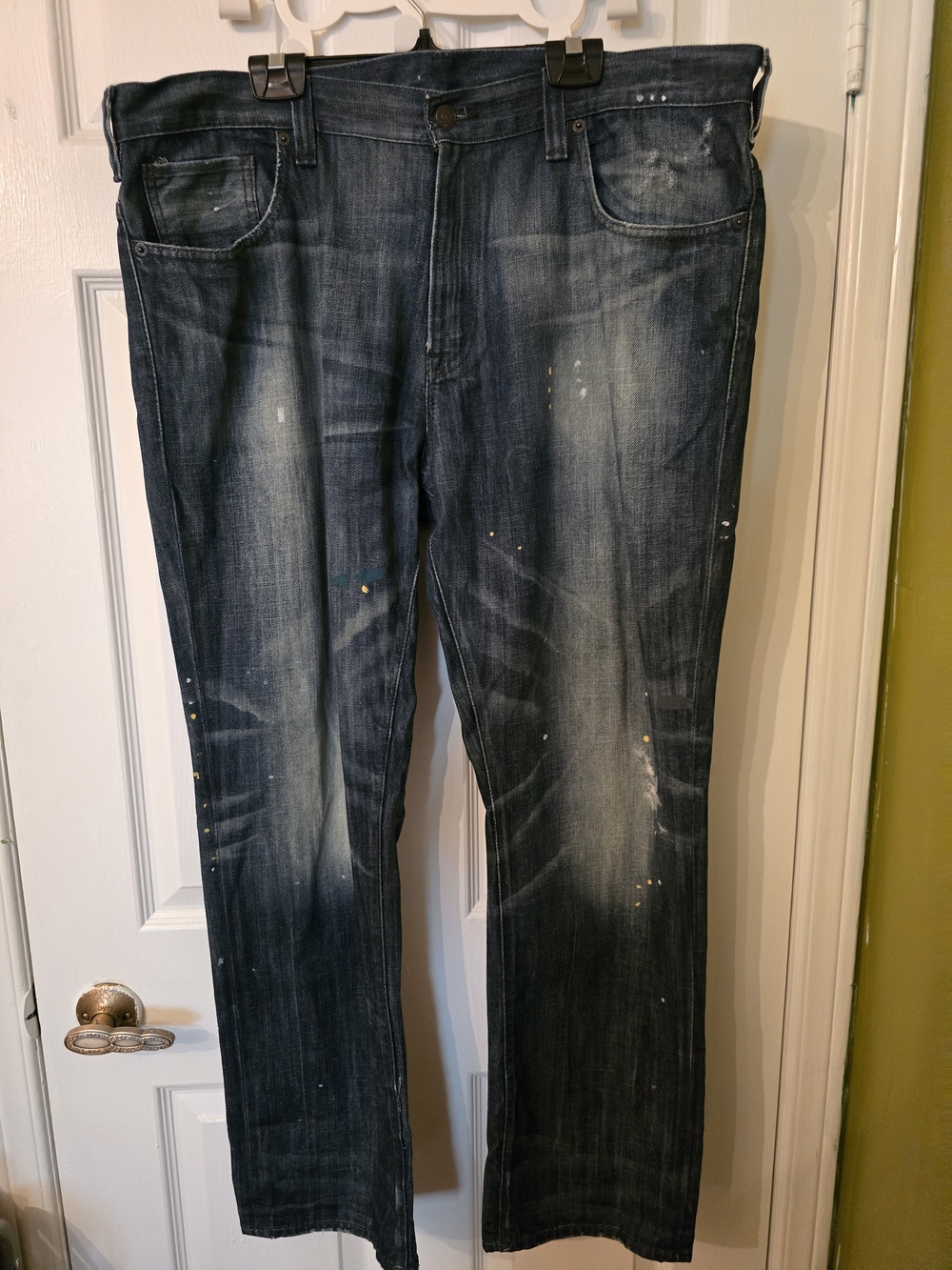 Men's Straight Dark Wash Jeans with Paint-Effect Detailing